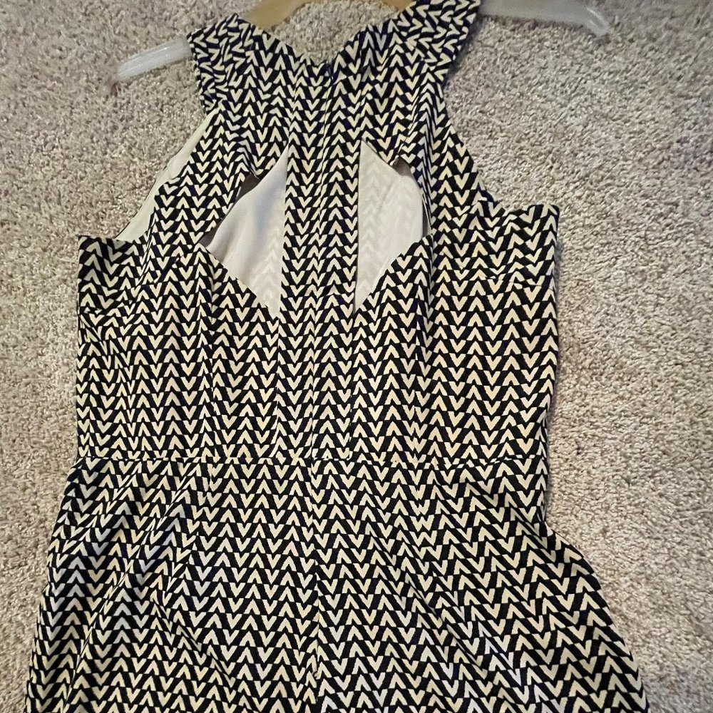 Cool romper with back cut-out - Picture 2 of 3